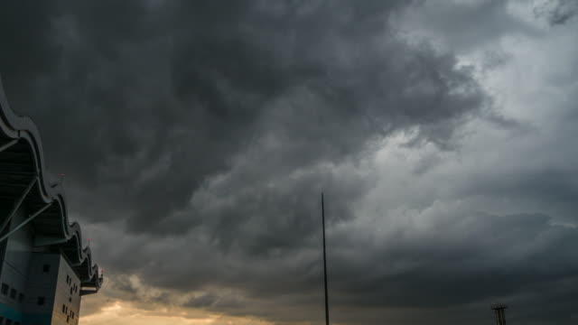Massive-Wolken-in-der-Nähe-von-Flughafen-während-der-Donner-und-Sonnenuntergang