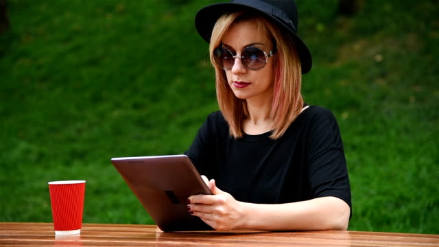 Hipster-Girl-usando-tableta-Digital
