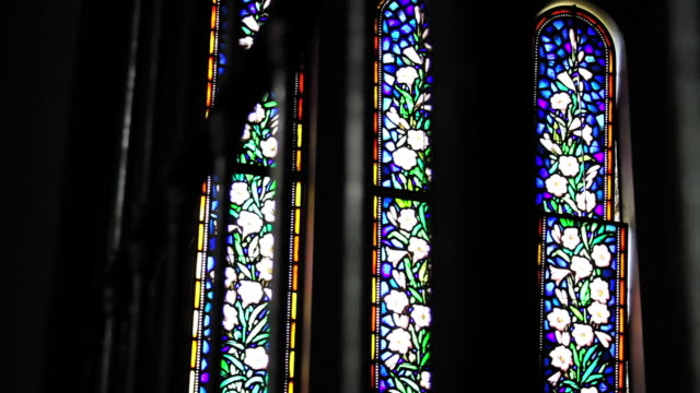 Sonnenlicht-durch-kirchliche-Fleck-Glas-Fenster