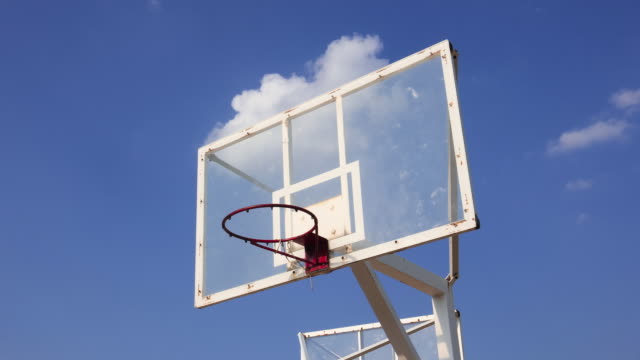 Im-Zeitraffer-Basketball-Käfig-gegen-schöne-Wolken-bewegen