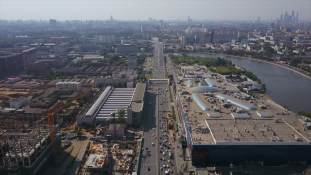 Rusia-día-soleado-Moscú-city-mall-construcción-tráfico-carretera-aérea-panorama-4k