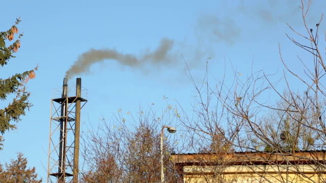 Vista-aérea-de-Moscú-con-humo-va-desde-tubos-de-la-planta-de-energía-en-un-día-frío-en-el-invierno