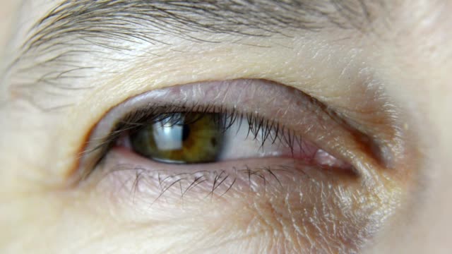 Nahaufnahme-eines-weiblichen-Auge