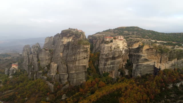 Vista-aérea-del-paisaje-rocoso-Meteora-y-los-monasterios-en-Grecia