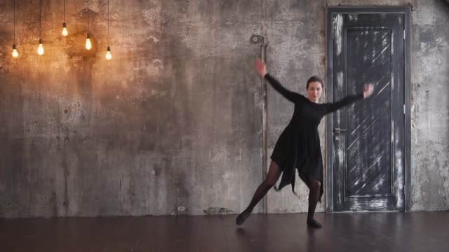 eine-junge-Choreografin-tanzt-im-Studio,-bewegt-sie-sich-ihre-Hände-und-Körper