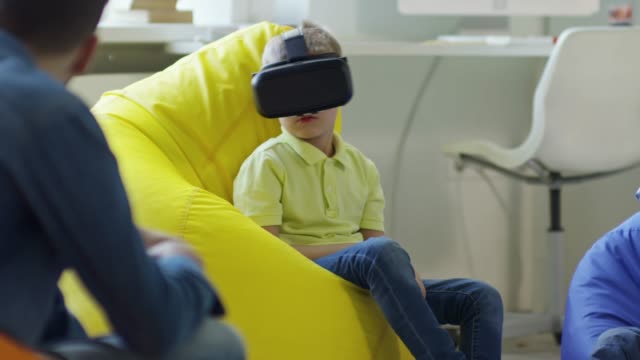 Junge-mit-VR-Brille-im-Kindergarten