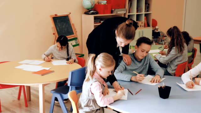 jungen-und-Mädchen-sitzen-und-Lehrer-helfen,-Zeichnung