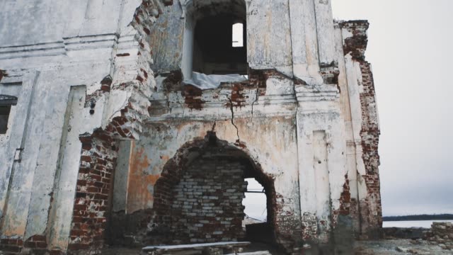 Antiguo-destruido-Catedral-orthodoxal-edificio,-pilas-de-ladrillos-cubiertos-de-nieve