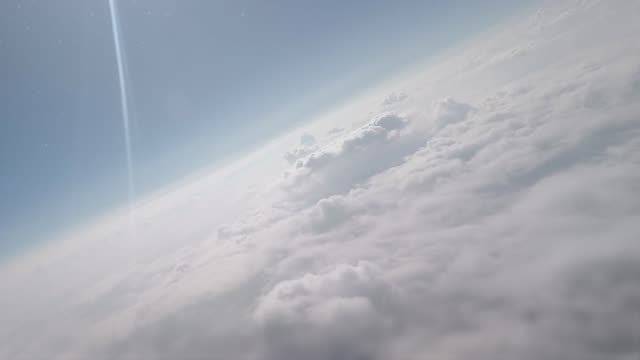 Epische-Blick-aus-dem-Flugzeug-überfliegen-Bergregion.-Luftaufnahmen