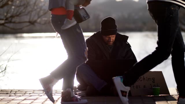 Homeless-barbudo-hombre-mendigando-y-usando-laptop