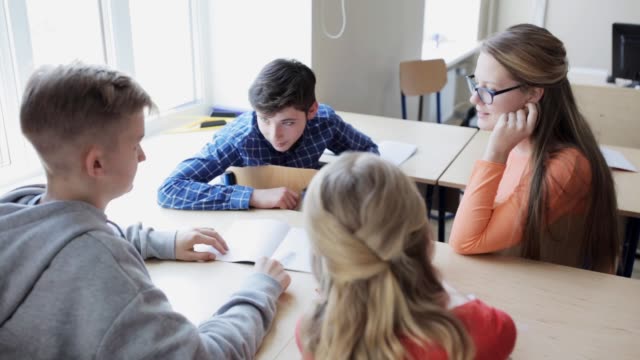 estudiantes-discutir-la-tarea-en-la-lección-en-la-escuela