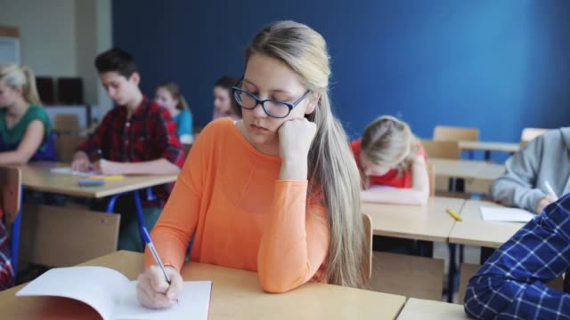 Studierende-mit-Notebooks-Test-in-der-Schule-schreiben