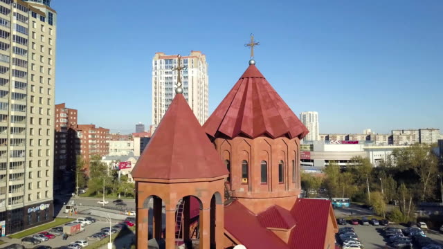 Vista-superior-de-la-iglesia-de-la-ciudad.-Video.-Iglesia-moderna-de-la-ciudad-cerca-de-edificios-residenciales