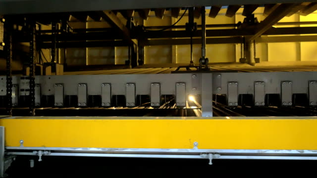 Automated-conveyor-for-transportation-after-industrial-production-glass-products