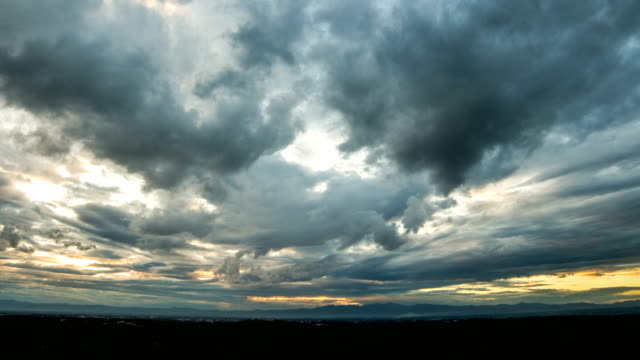 Timelapse-colorful-dramatic-sky-with-cloud-at-sunset.