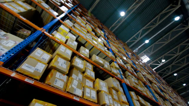 Cajas-de-cartón-dentro-de-almacén-industrial