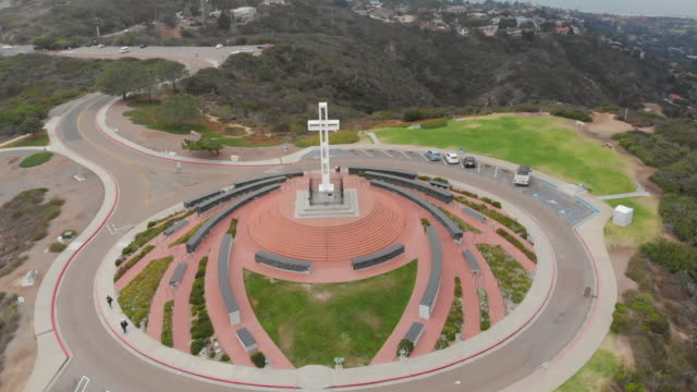 Mt.-Soledad-Cross-Aerial-Drone-Shot-Flying-Over-and-Panning-Down-in-San-Diego,-CA