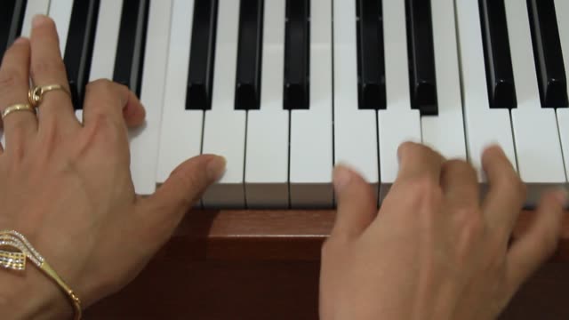 Das-Mädchen-spielt-Klavier