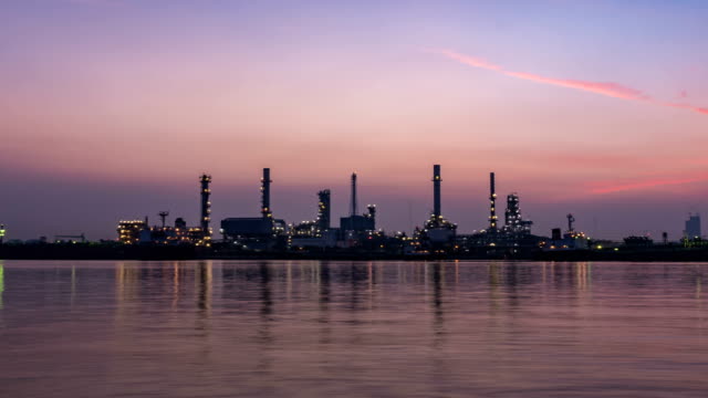 Estación-de-refinería-de-petróleo-en-el-mañana,-Tailandia.-(Time-Lapse)