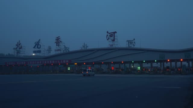 Tráfico-en-Shanghai-intercambio-de-la-autopista-en-la-noche,-China,-Asia