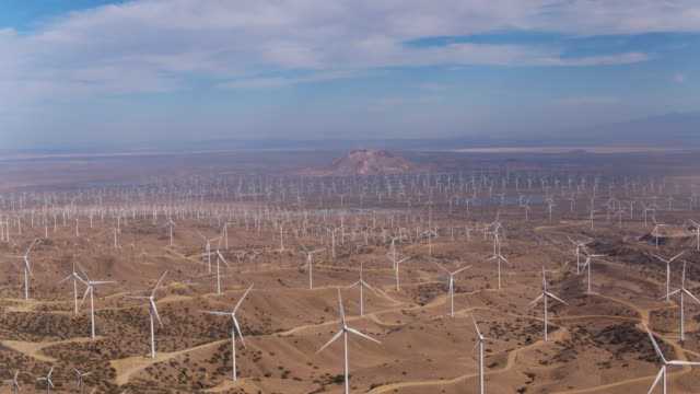 Vista-aérea-del-campo-de-la-turbina-de-viento-gigante-tiro-desde-arriba-mirando-hacia-abajo-de-crear-energía-limpia-renovable