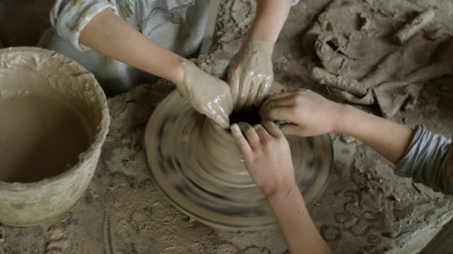 Manos-de-los-niños-hacer-cerámica