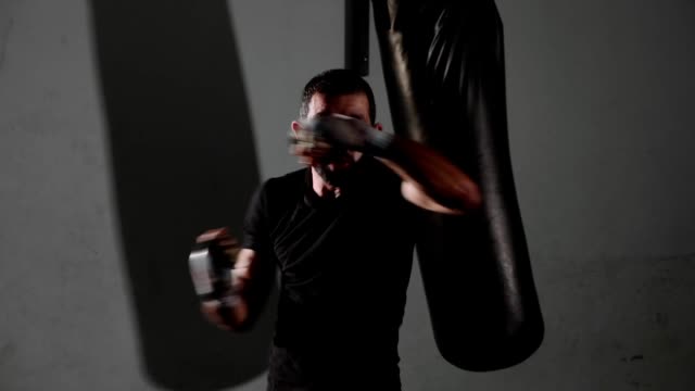 Männlich,-bärtige-Boxer-Schattenboxen-trainieren.