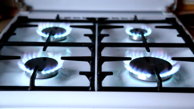 Estufa-quemadores-encender-en-un-azul-de-la-llama-de-la-cocina.