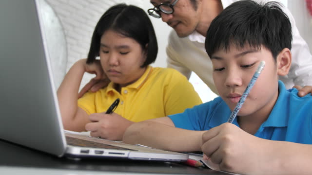 Kinder-in-der-Klasse-lernen-auf-Laptop-Computer-mit-Lehrer-Tutor.-4K-Zeitlupe-asiatischen-Kind-lernen-mit-Lehrer-zu-Hause.