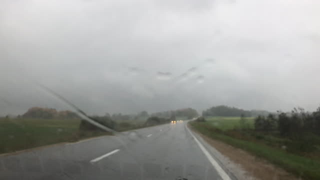 Dentro-del-coche,-día-de-clima-lluvioso