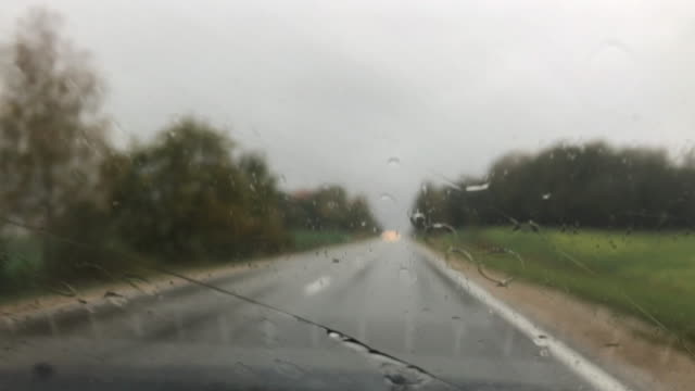 Im-Auto-regnerischem-Wetter-Tag