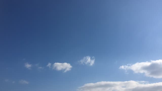hermoso-cielo-azul-con-fondo-de-nubes.-Nubes-del-cielo.-Cielo-con-nubes-de-naturaleza-de-las-nubes-el-tiempo-azul.-Cielo-azul-con-nubes-y-sol.