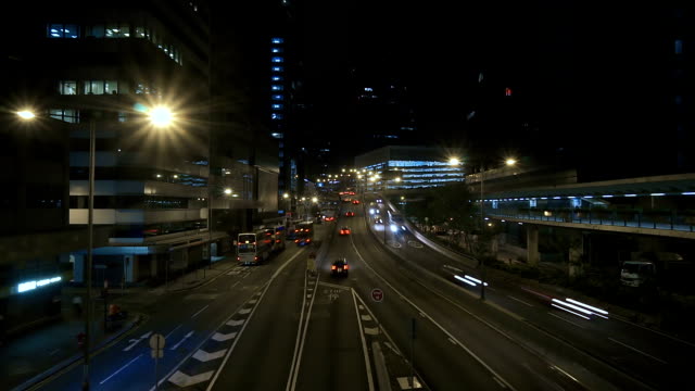 Die-Lichtspuren-des-Stadtverkehrs-auf-dem-Hintergrund-der-modernen-Gebäude-in-Hong-Kong-timelapse