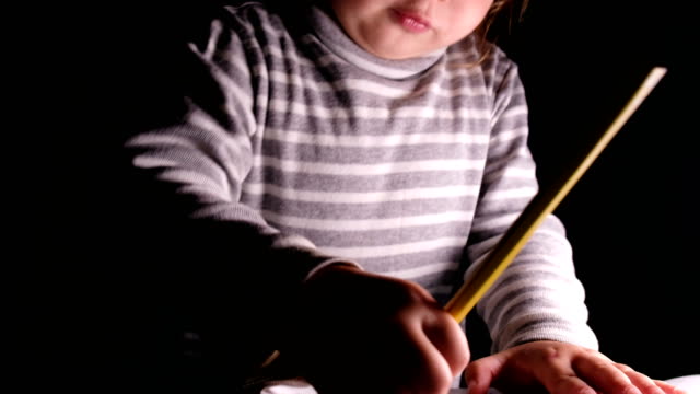 Preschool-girl-draws-a-pencil-on-a-sheet-of-paper,-close-up