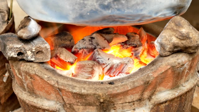Bruning-del-carbón-de-leña-de-fuego-en-la-estufa