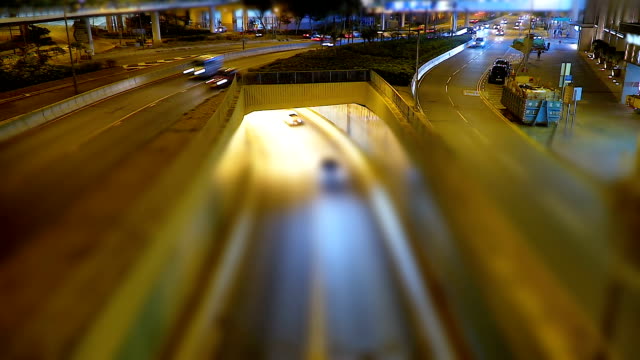 Hektischen-Stadtleben-Nacht-schnelle-Geschwindigkeit-Straße