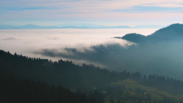 Nebel-über-Teile-von-Ljubljana-Becken-in-Slowenien-bewegt