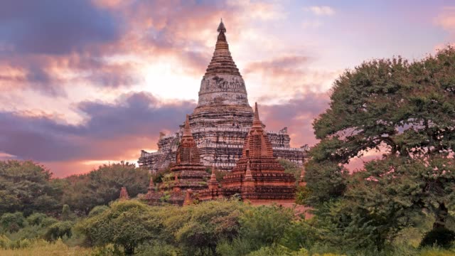 Antigua-pagoda-en-Bagan-Myanmar-al-atardecer