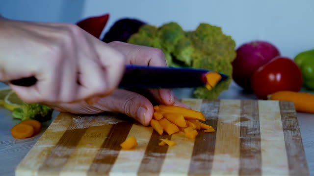 El-hombre-es-vegetales-de-corte-en-la-cocina,-cortar-la-zanahoria