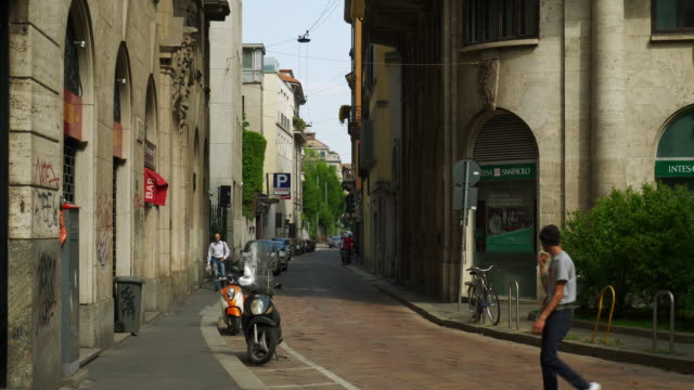 día-soleado-Milán-vieja-lenta-calle-ve-4-k-Italia