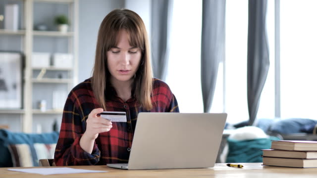 Online-Shopping-mit-Kreditkarte-auf-Laptop