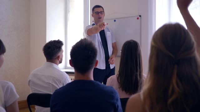 Coach-Ausbildung,-team-Leader-präsentiert-neue-Business-Plan-auf-Whiteboard-für-aktive-Kollegen-im-Zimmer