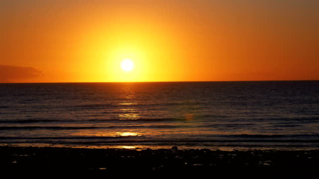 Sonnenuntergang-über-dem-Ozean-in-4K