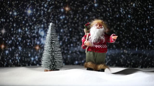Fondo-festiva.-Decoraciones-de-la-Navidad.-Fondo-de-Santa-Claus-(o-muñeco-de-nieve)-de-pie-sobre-nieve-con-hermoso-decorado-con-elementos-de-vacaciones.-Enfoque-selectivo.-Espacio-vacío-para-el-texto