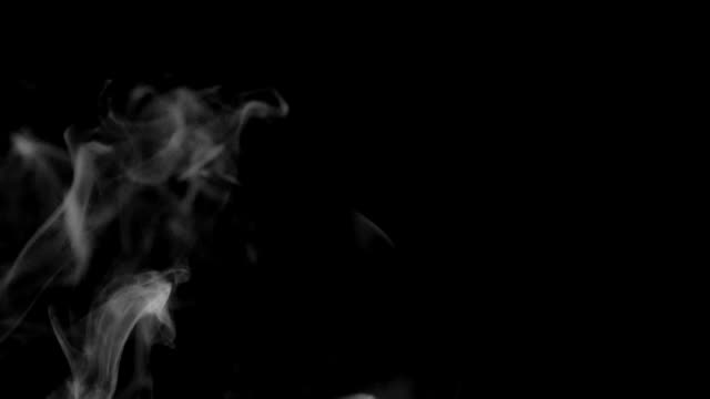 Rauchen-Sie-auf-schwarzem-Hintergrund
