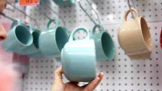 Jemand-nimmt-eine-große-Keramik-Tasse-im-Supermarkt.