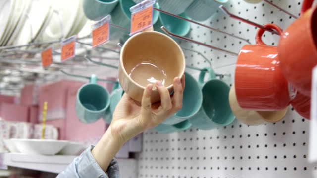 Jemand-nimmt-eine-große-Keramik-Tasse-im-Supermarkt.