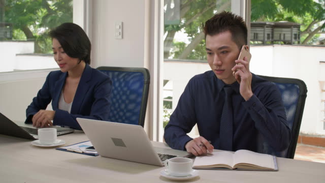 Asiatischer-Mann-Making-Business-Call