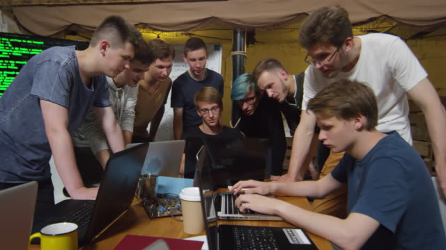 Junge-Männer-sprechen-auf-Programmierung-Workshop