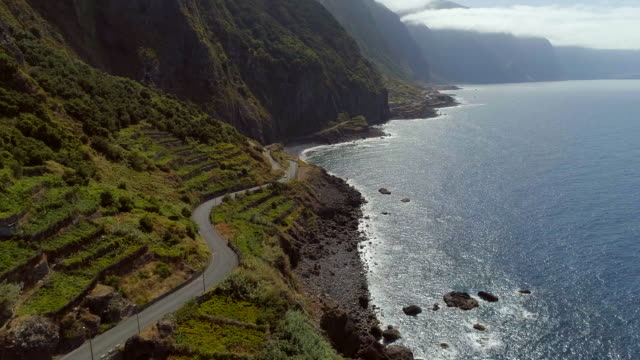 Carretera-de-la-costa-al-atardecer-en-Madeira